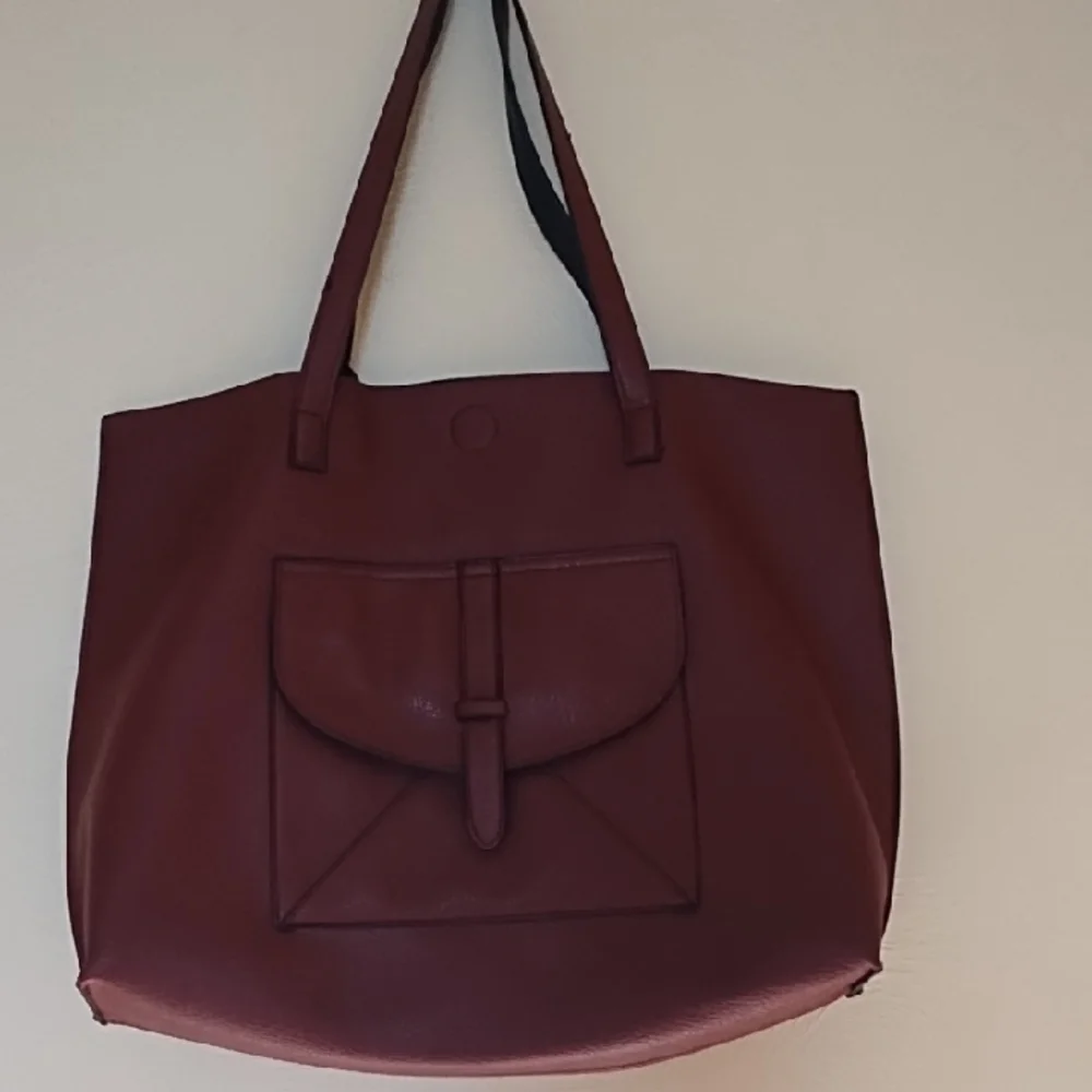 G.H. BASS&CO. WOMEN TOTE BAG NEW, NEVER USED. EXTRA LARGE. FAUX LEATHER.